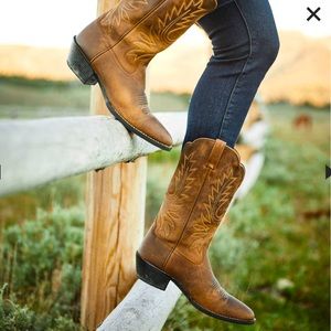 Ariat Cowboy Boot Heritage R Toe Western Boot - barely worn